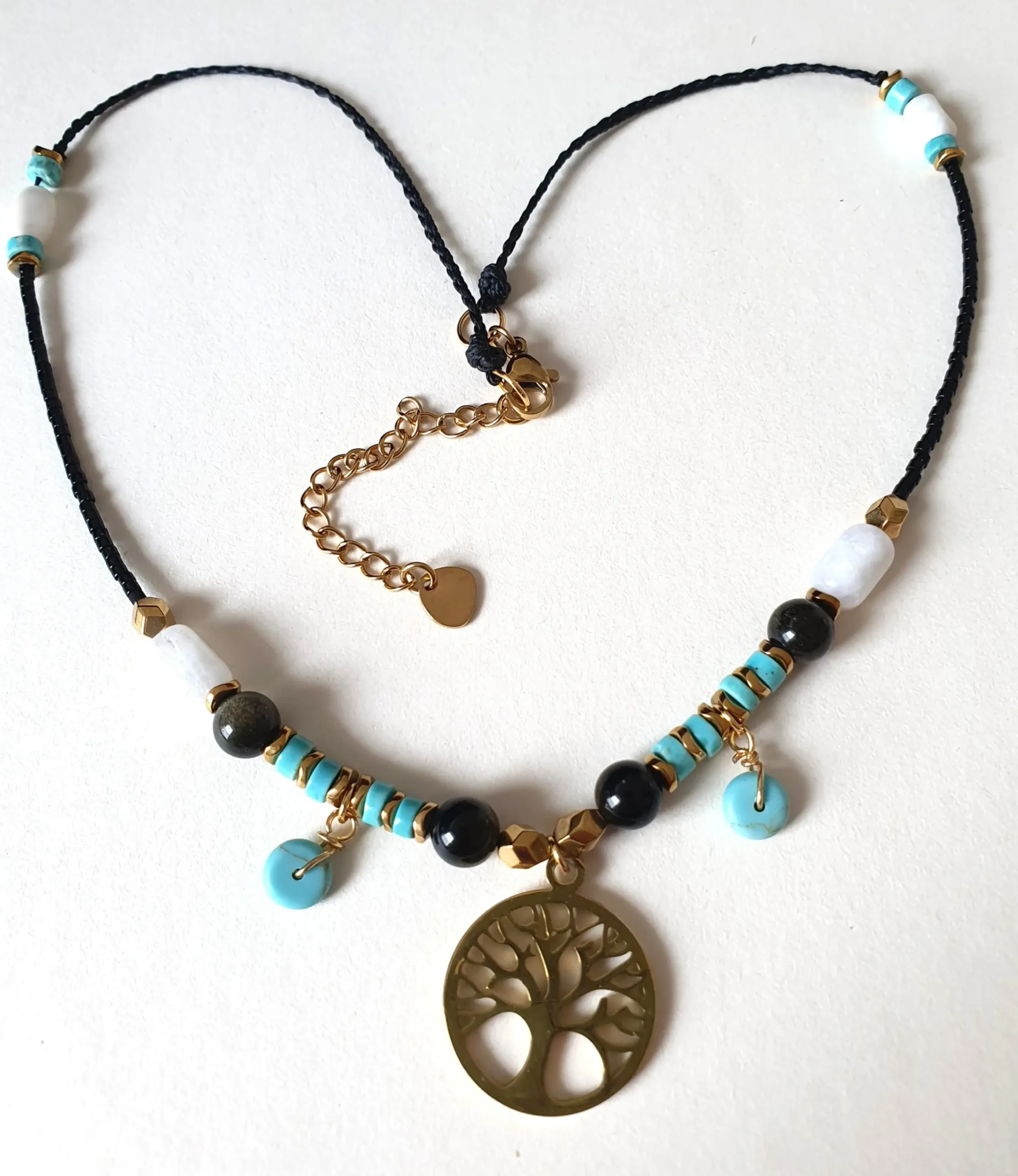 Collier de la collection Vitae, modèle turquoise. Vue à plat.