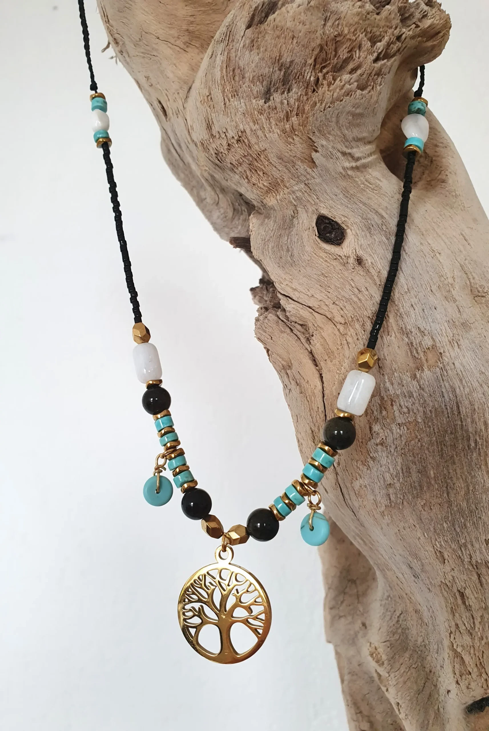 Collier de la collection Vitae, modèle turquoise. Vue suspendue.