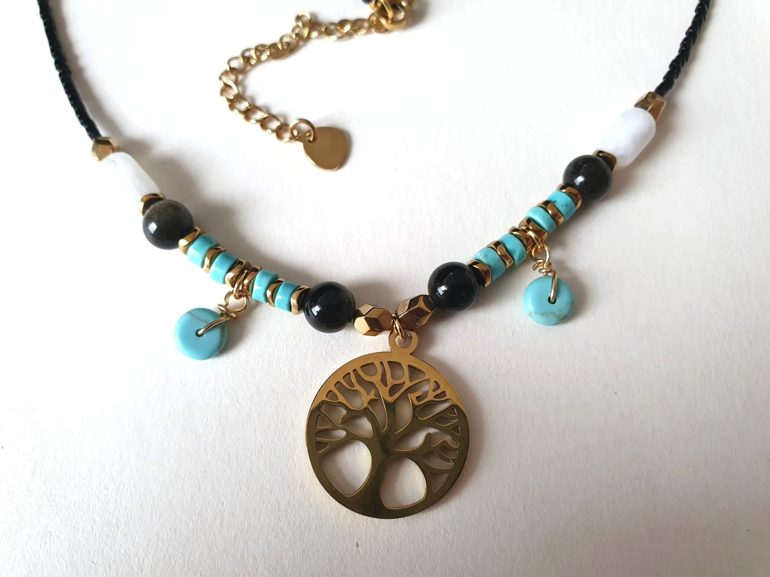 Collier de la collection Vitae, modèle turquoise. Zoom.