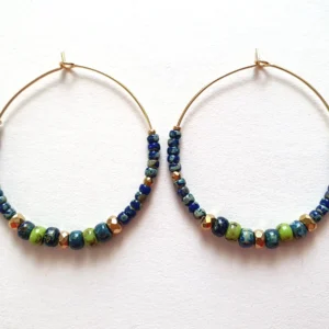 Boucles d'oreilles créoles en perles bleues et vertes anis picasso. Vue à plat.