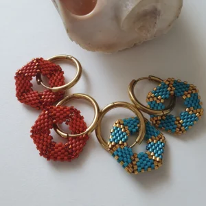 Boucles d'oreilles créoles avec pampille hexagonale en perles miyuki tissées. Vue à plat