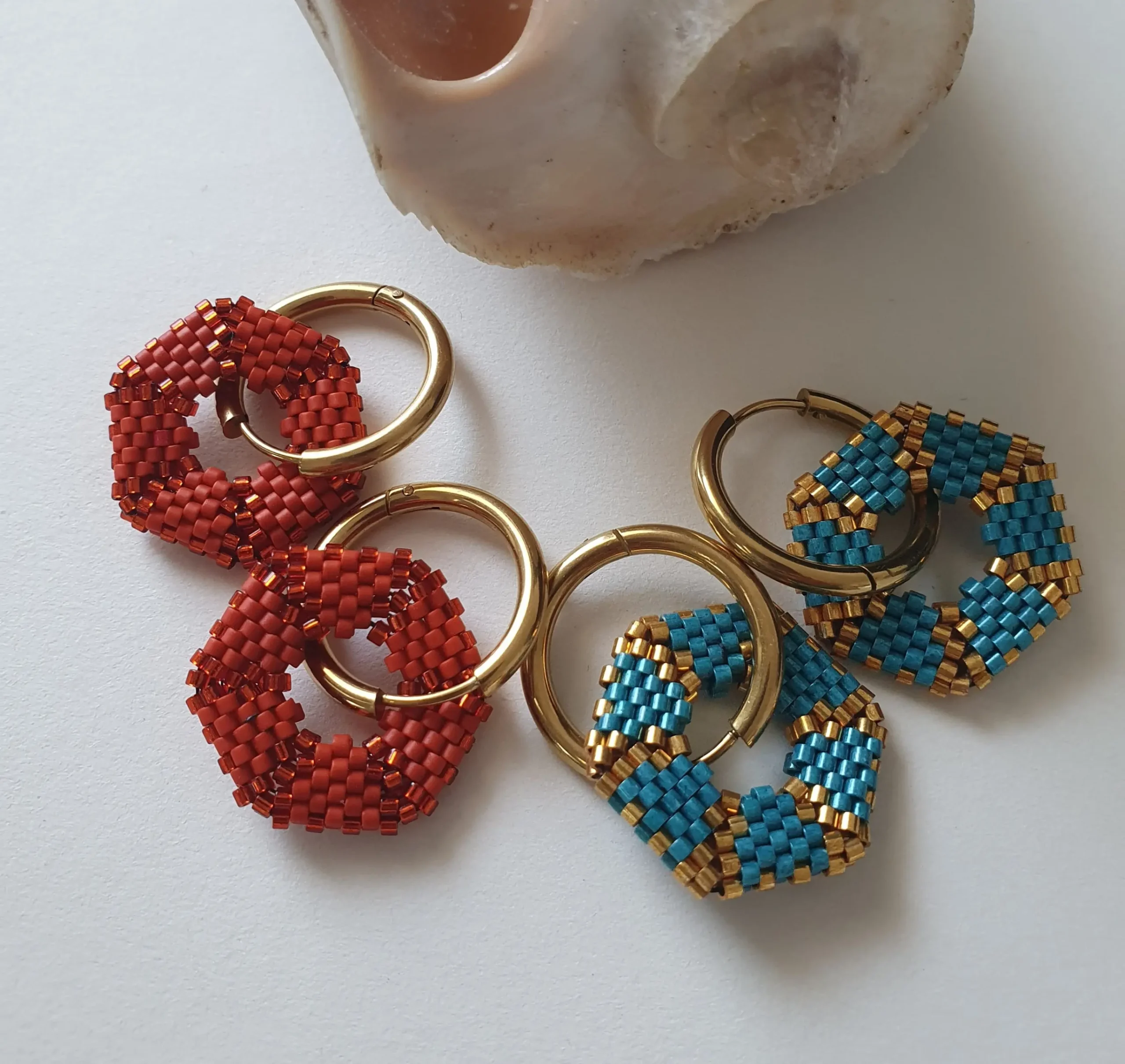 Boucles d'oreilles créoles avec pampille hexagonale en perles miyuki tissées. Vue à plat