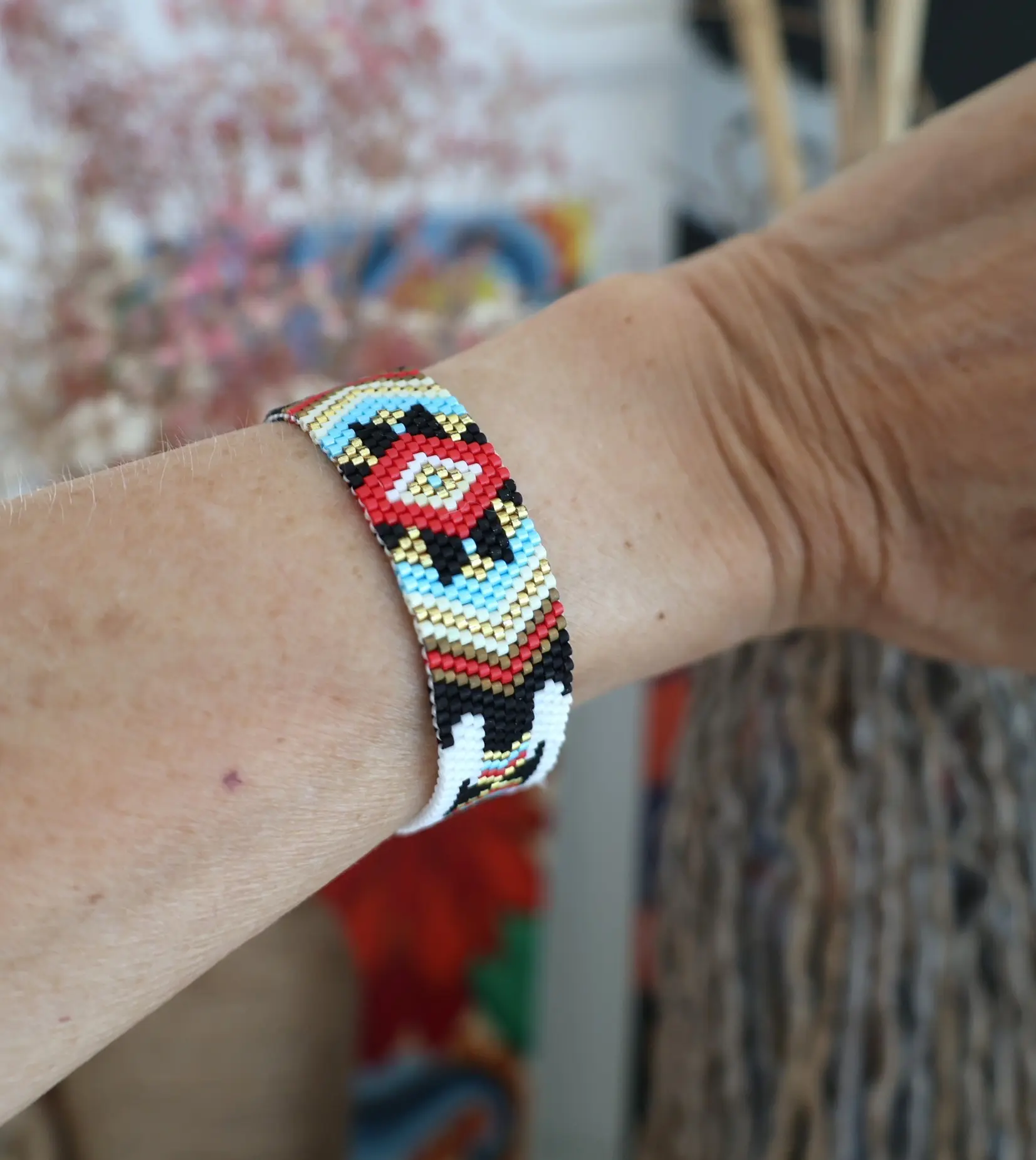 Bracelet ruban tikal en perles miyuki tissées. Modèle bleu. Vue porté