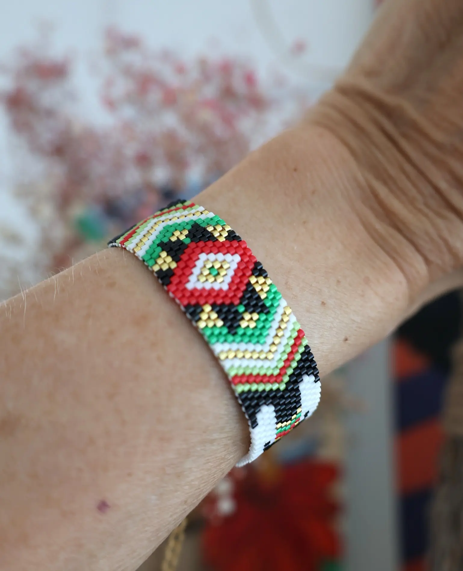 Bracelet ruban tikal en perles miyuki tissées. Modèle vert. Vue porté