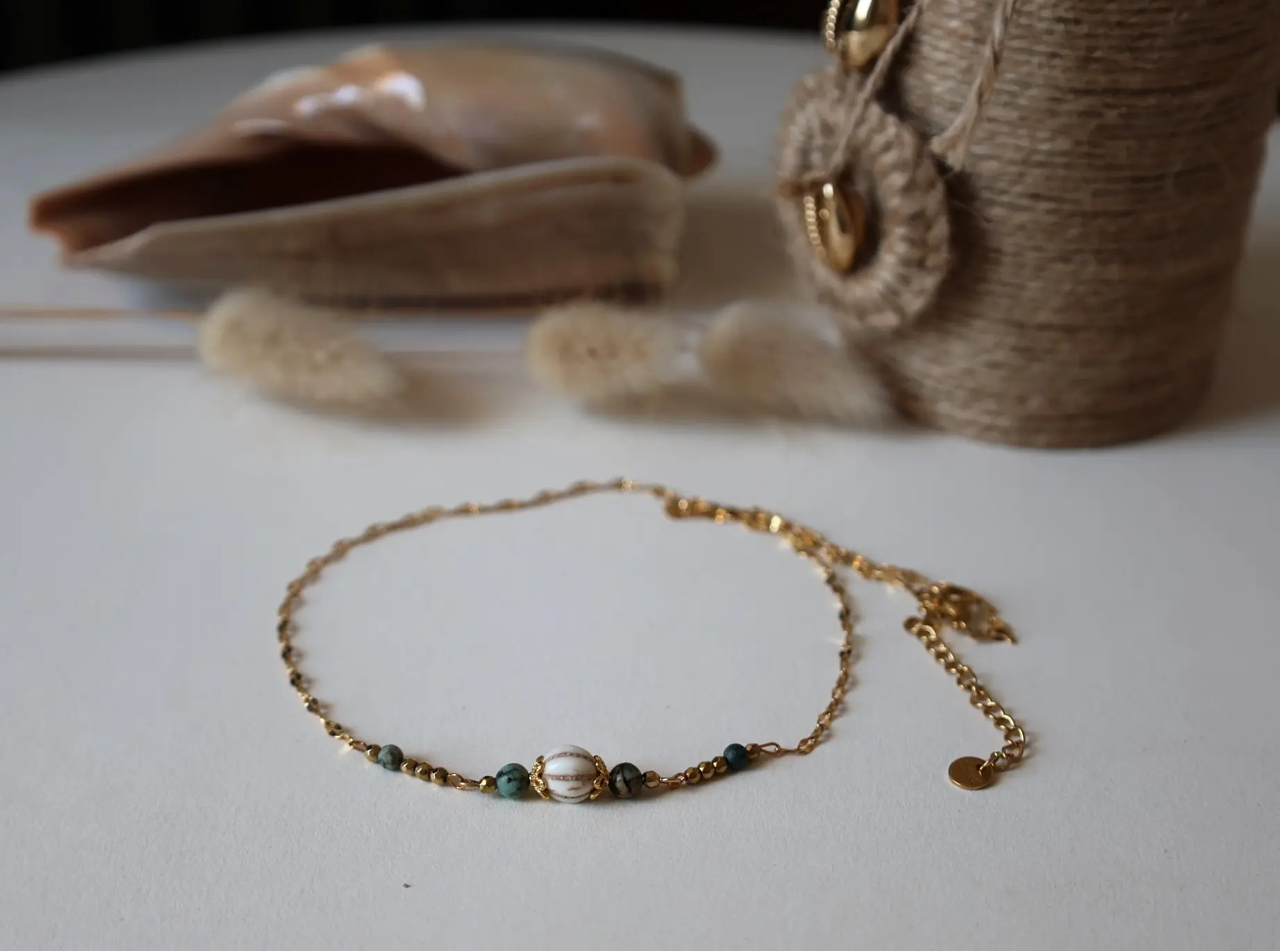 Collier Orell. Modèle ras de cou. Vue à plat.