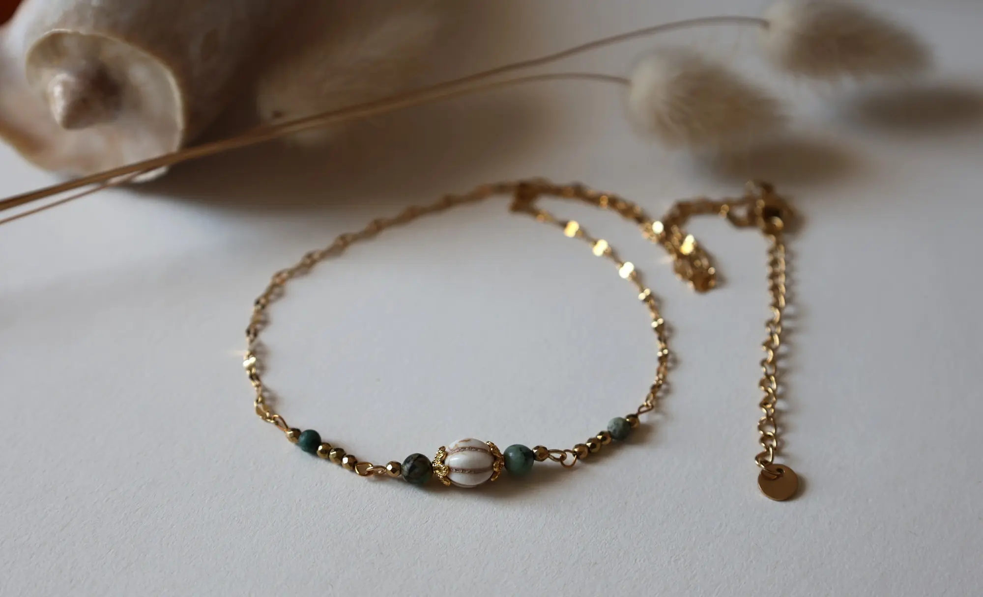 Collier Orell. Modèle ras de cou. Vue zoomée.