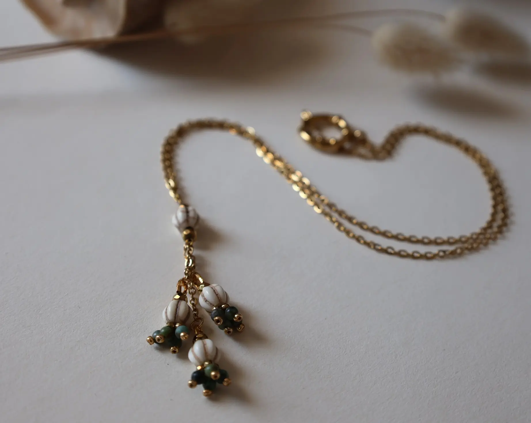 Collier Orell. Modèle sautoir. Vue à plat.