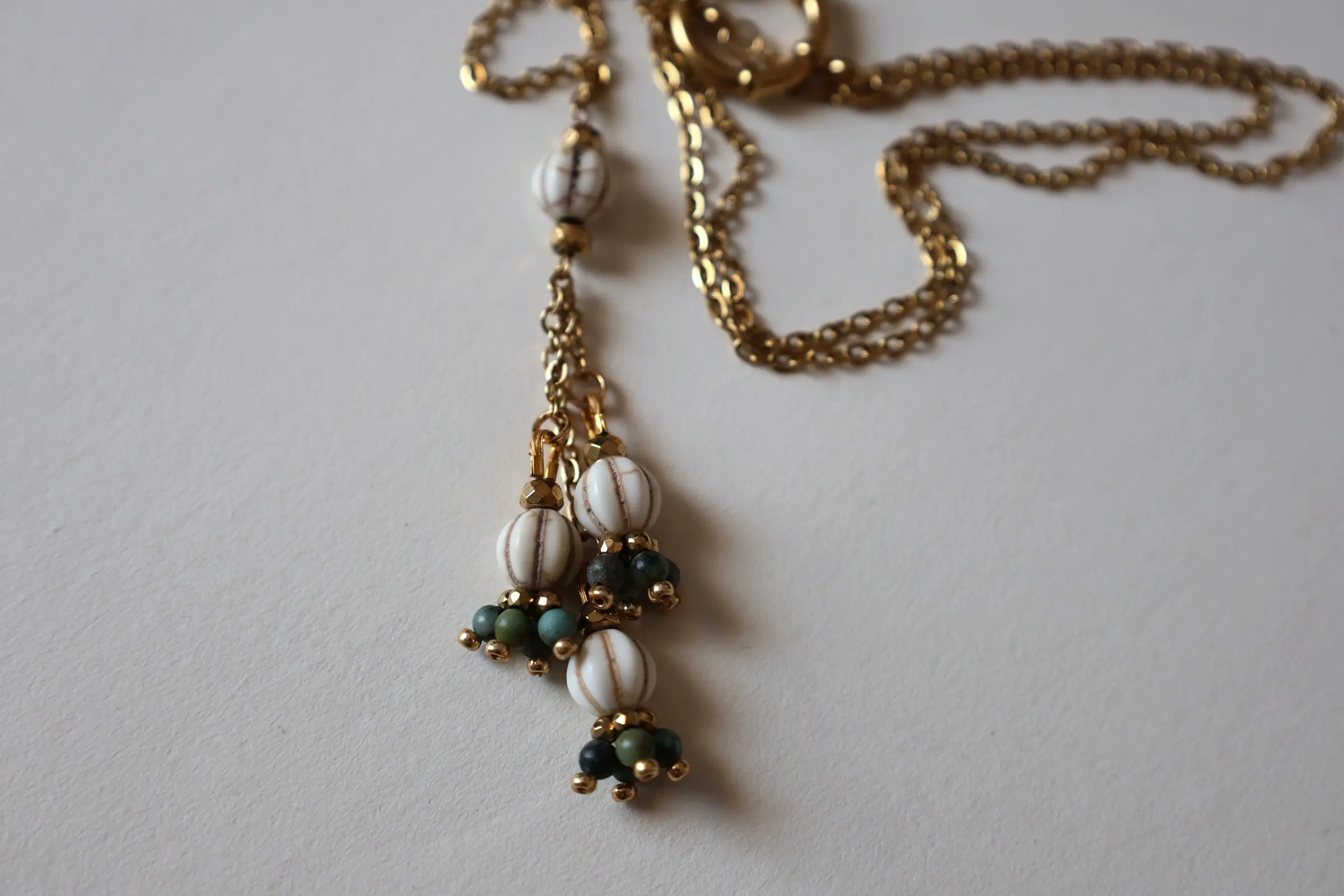 Collier Orell. Modèle sautoir. Vue zoomée