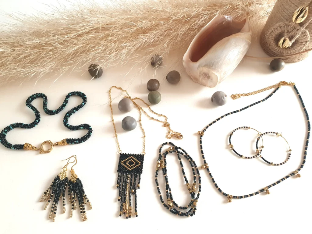Collection de bijoux coordonnés autour de la perles de rocaille couleur picasso noir