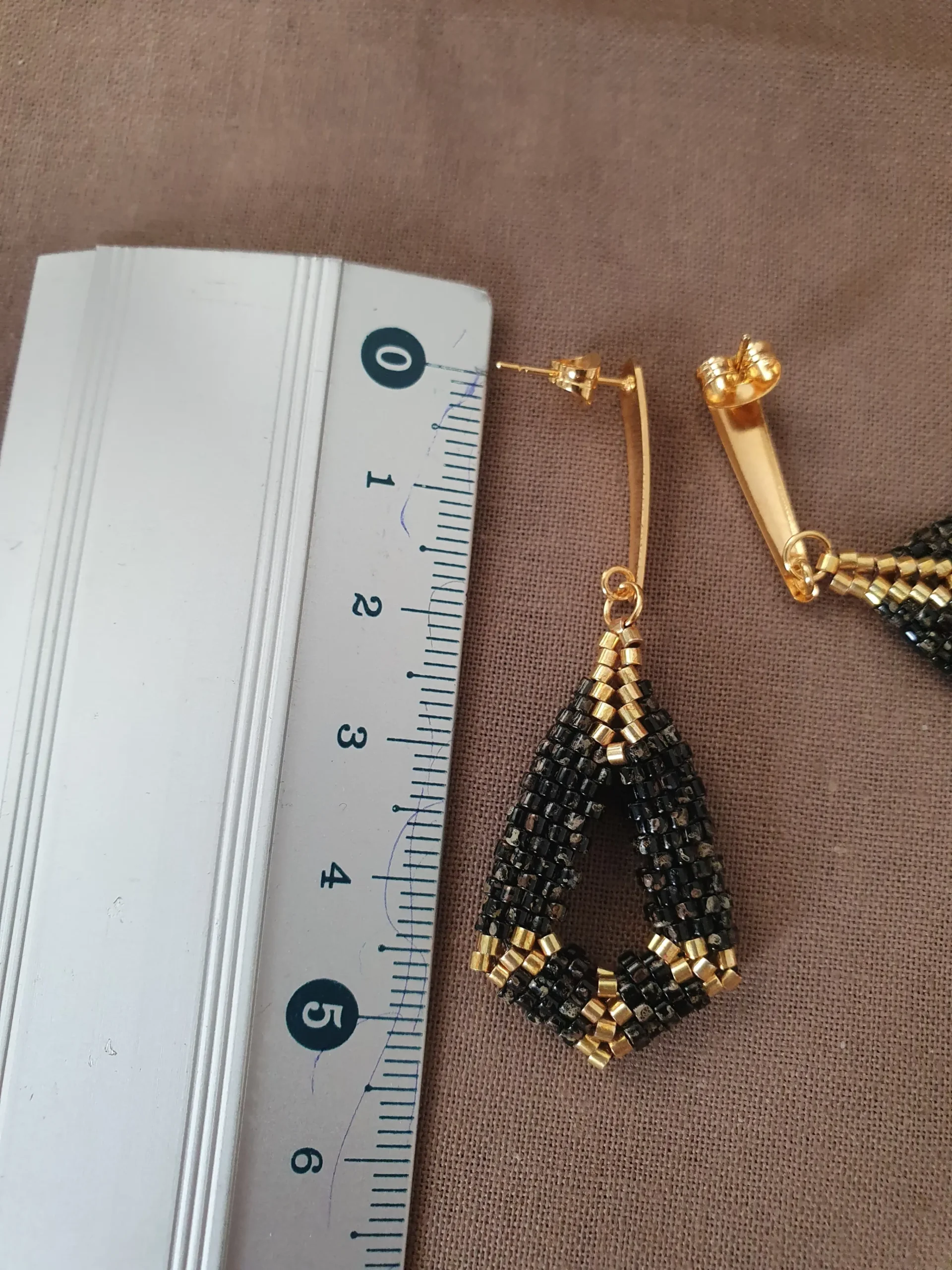 boucles d'oreilles pendantes en perles tissées noir picasso et doré. collection kimi. Longueur totale 5.5cm