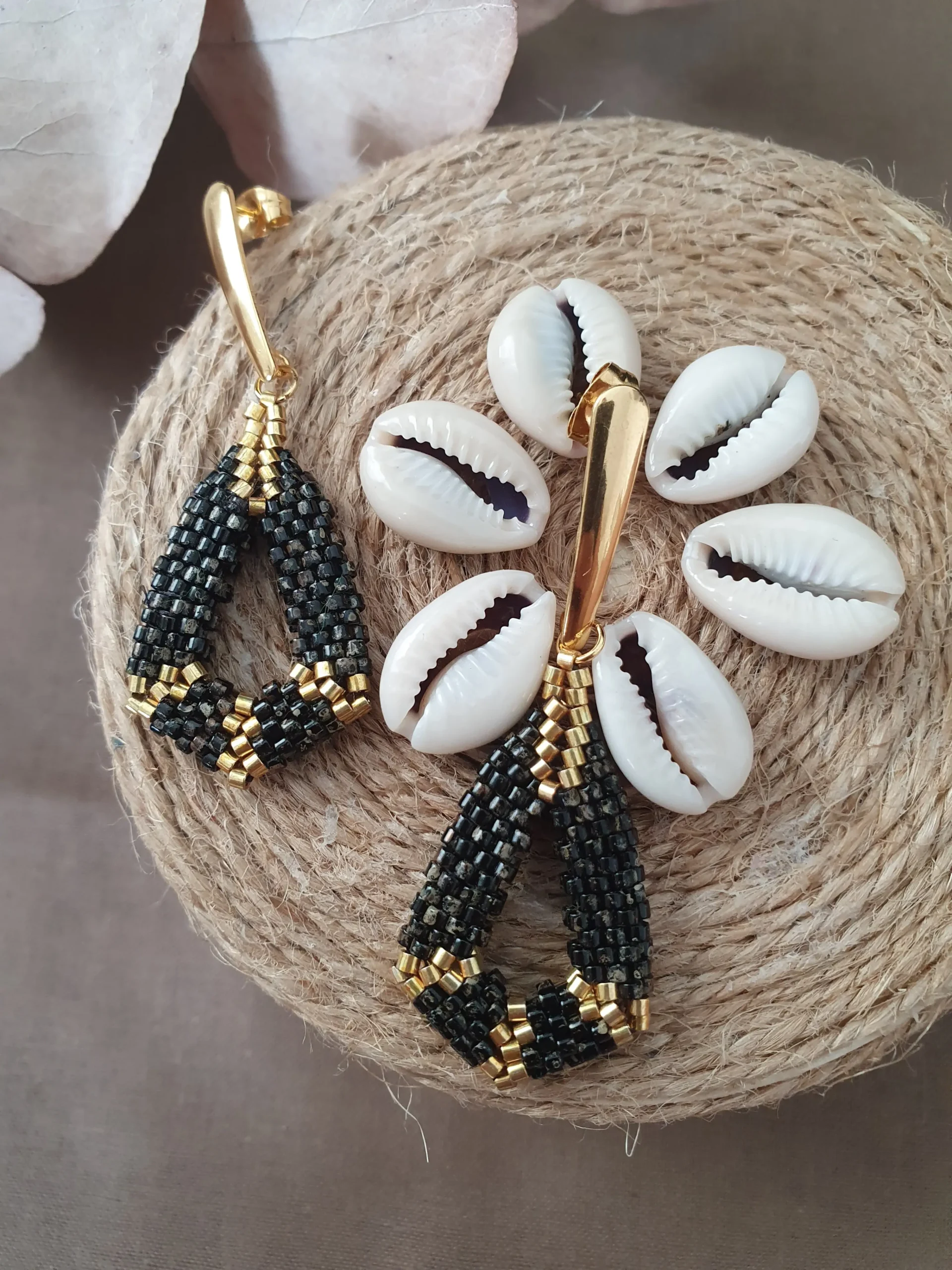 boucles d'oreilles pendantes en perles tissées noir picasso et doré. collection kimi. Vue sur jolie boite