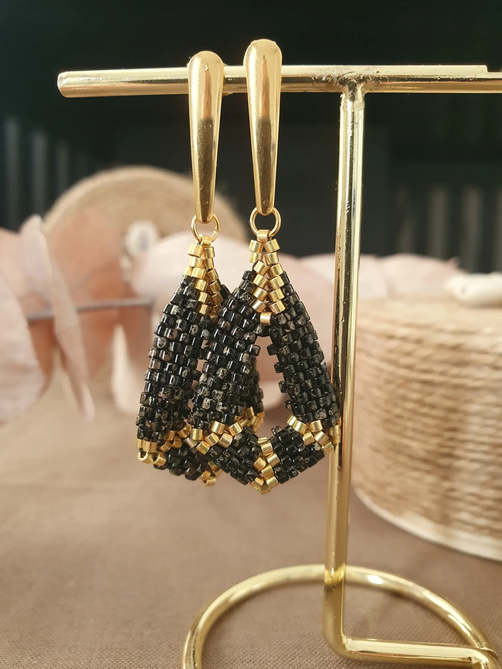 boucles d'oreilles pendantes en perles tissées noir picasso et doré. collection kimi. Vue sur portant