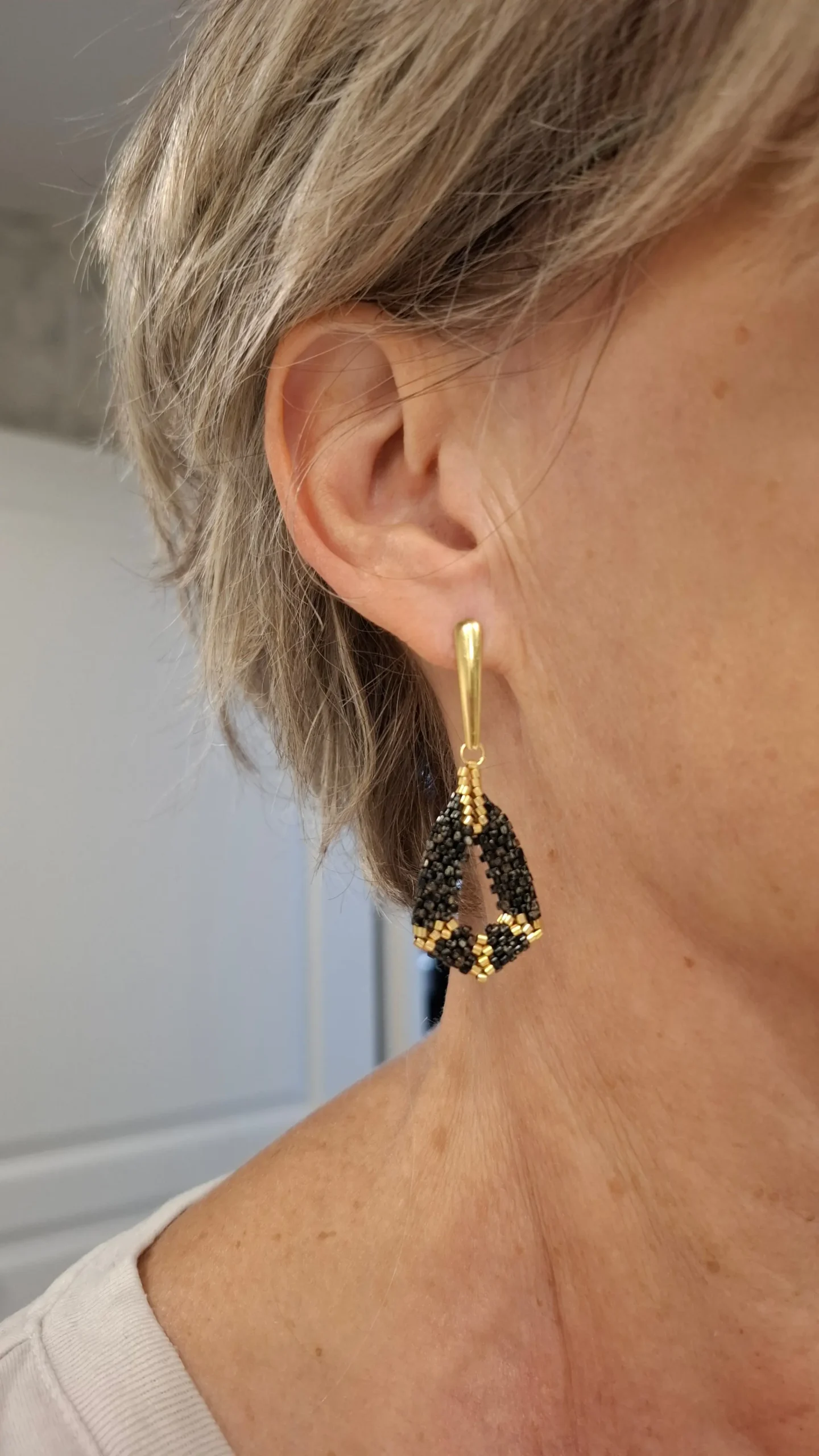 boucles d'oreilles pendantes en perles tissées noir picasso et doré. collection kimi. Vue portée