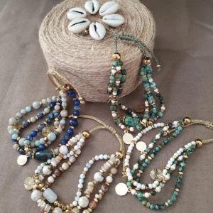 Bracelet Marama vert, blanc ou bleu, en perles de pierre naturelle avec pampilles dorées. Vue d'ensemble Z